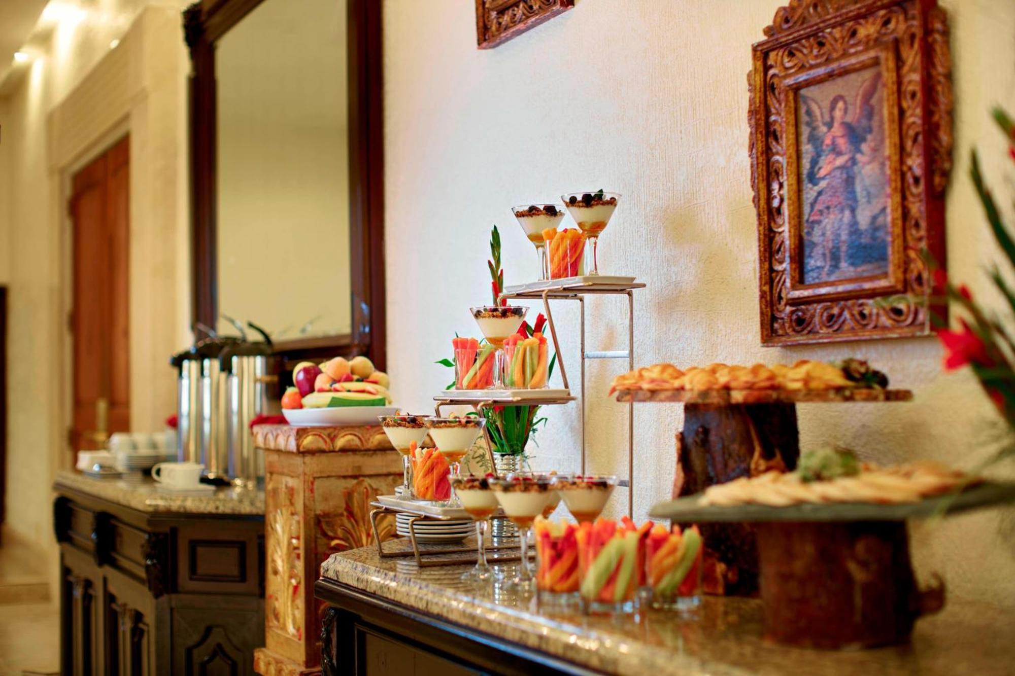 Fiesta Americana Hacienda Ixtapan De La Sal Eksteriør bilde A buffet at a hotel