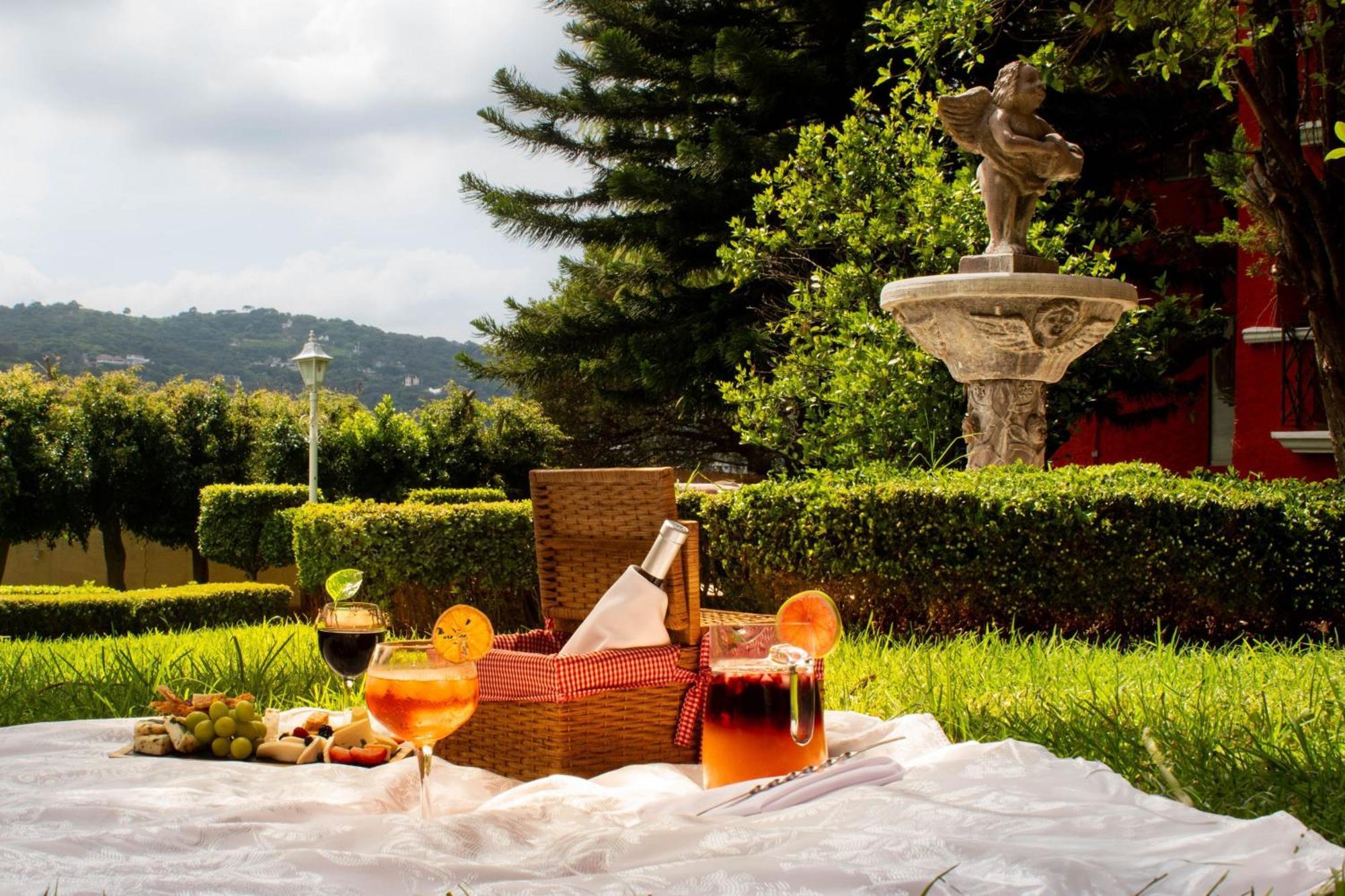 Fiesta Americana Hacienda Ixtapan De La Sal Eksteriør bilde A picnic in Italy
