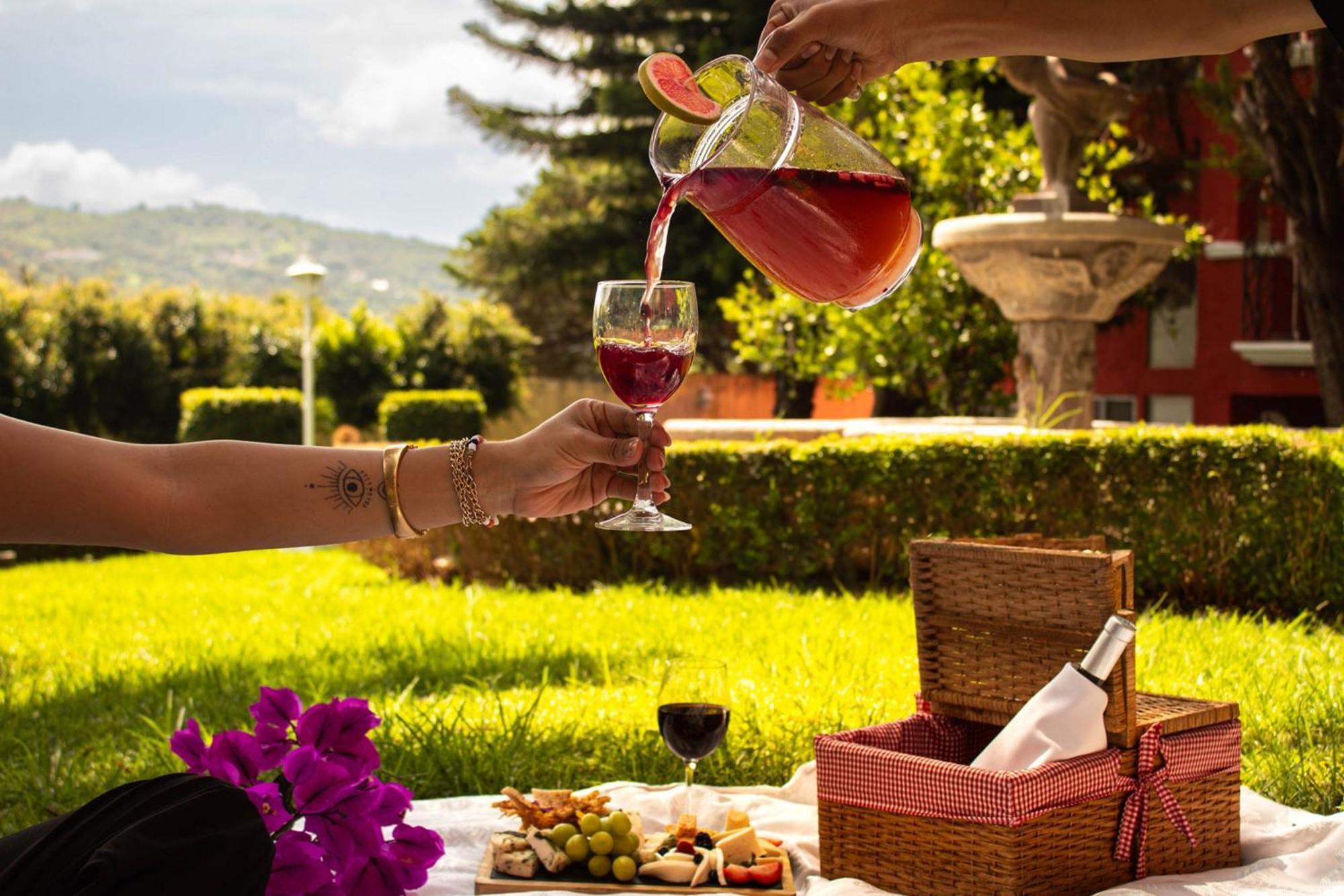 Fiesta Americana Hacienda Ixtapan De La Sal Eksteriør bilde Wine being poured into a wine glass