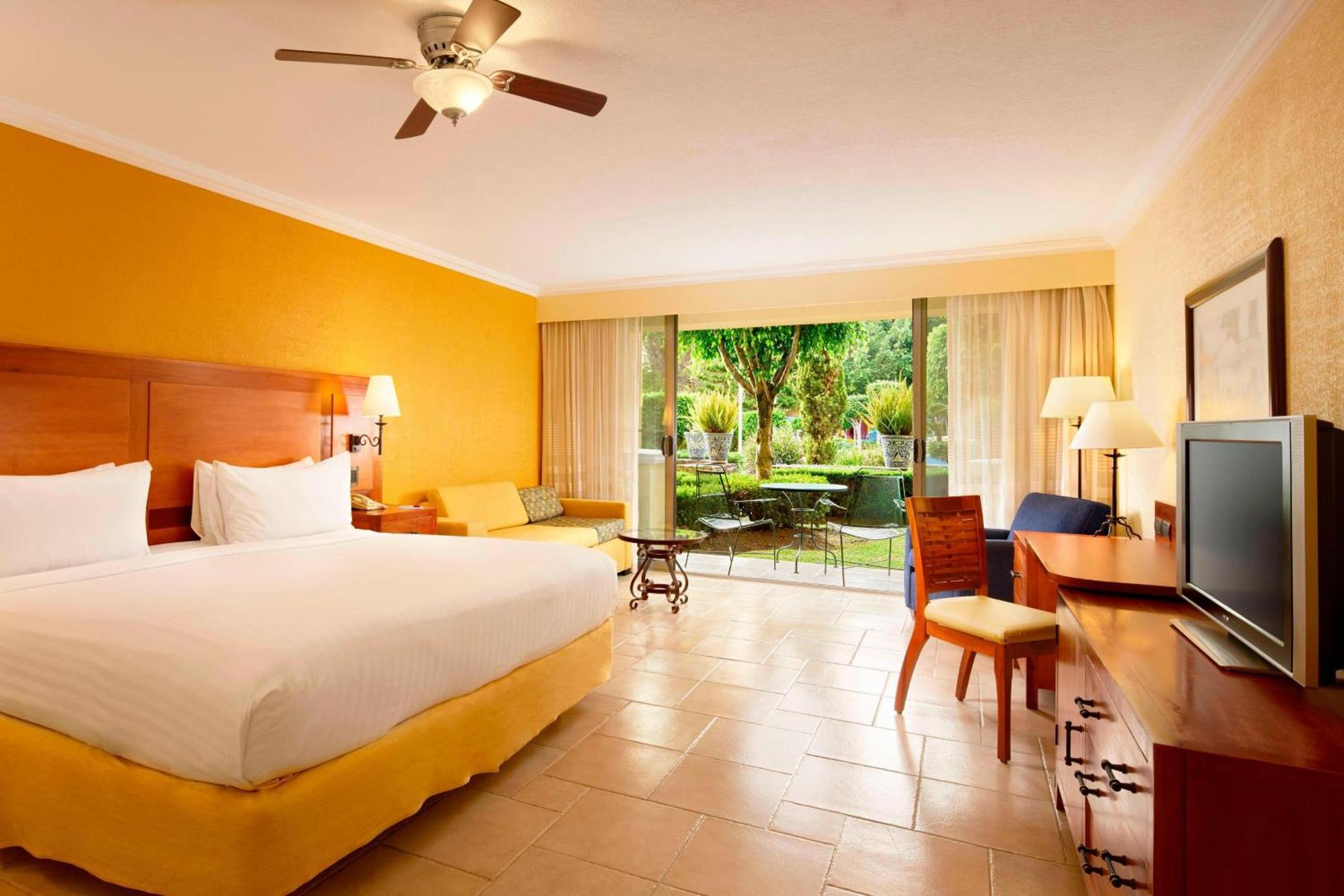 Fiesta Americana Hacienda Ixtapan De La Sal Eksteriør bilde A typical room at the Hilton Los Cabos