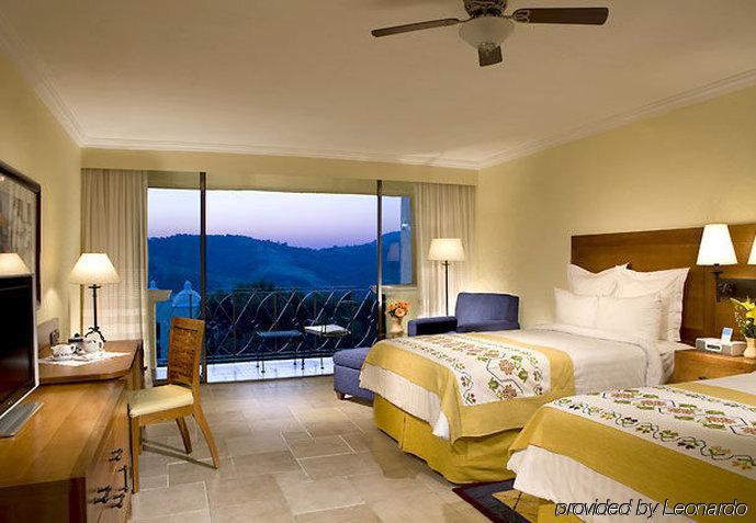 Fiesta Americana Hacienda Ixtapan De La Sal Eksteriør bilde A guest room at the Hilton Los Cabos