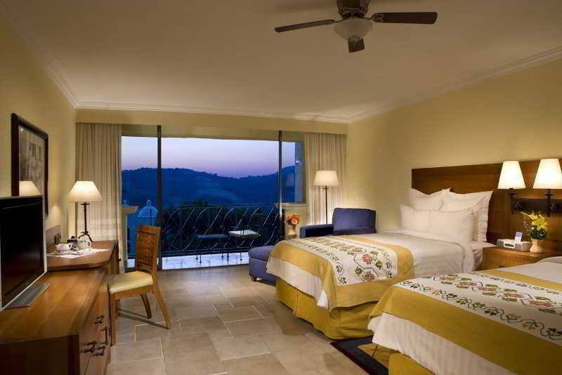 Fiesta Americana Hacienda Ixtapan De La Sal Eksteriør bilde A guest room at the Four Seasons Resort