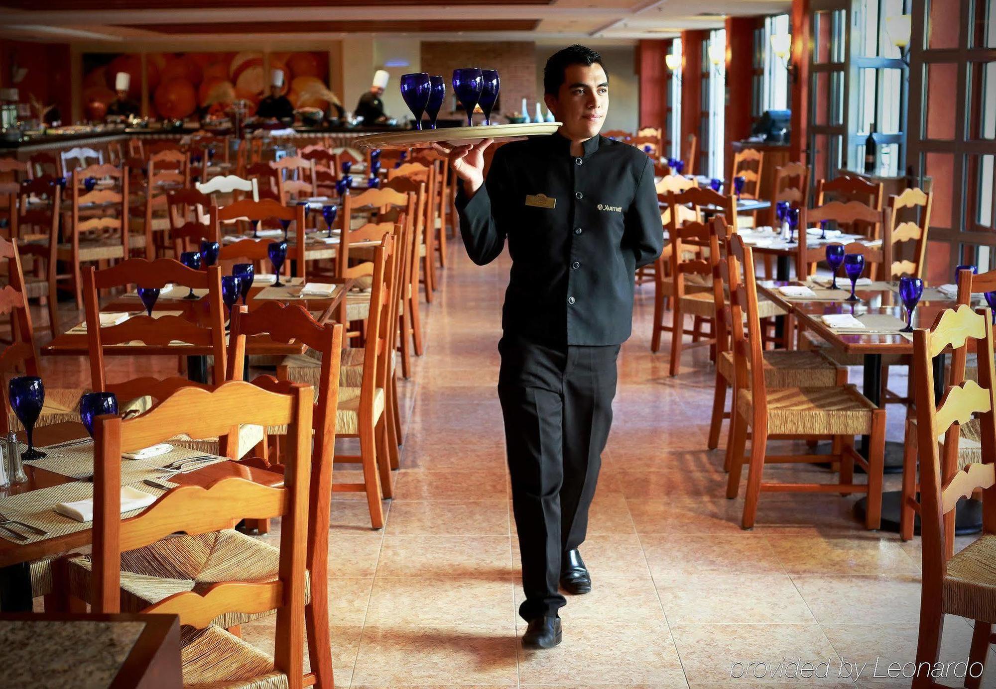 Fiesta Americana Hacienda Ixtapan De La Sal Eksteriør bilde A restaurant busboy