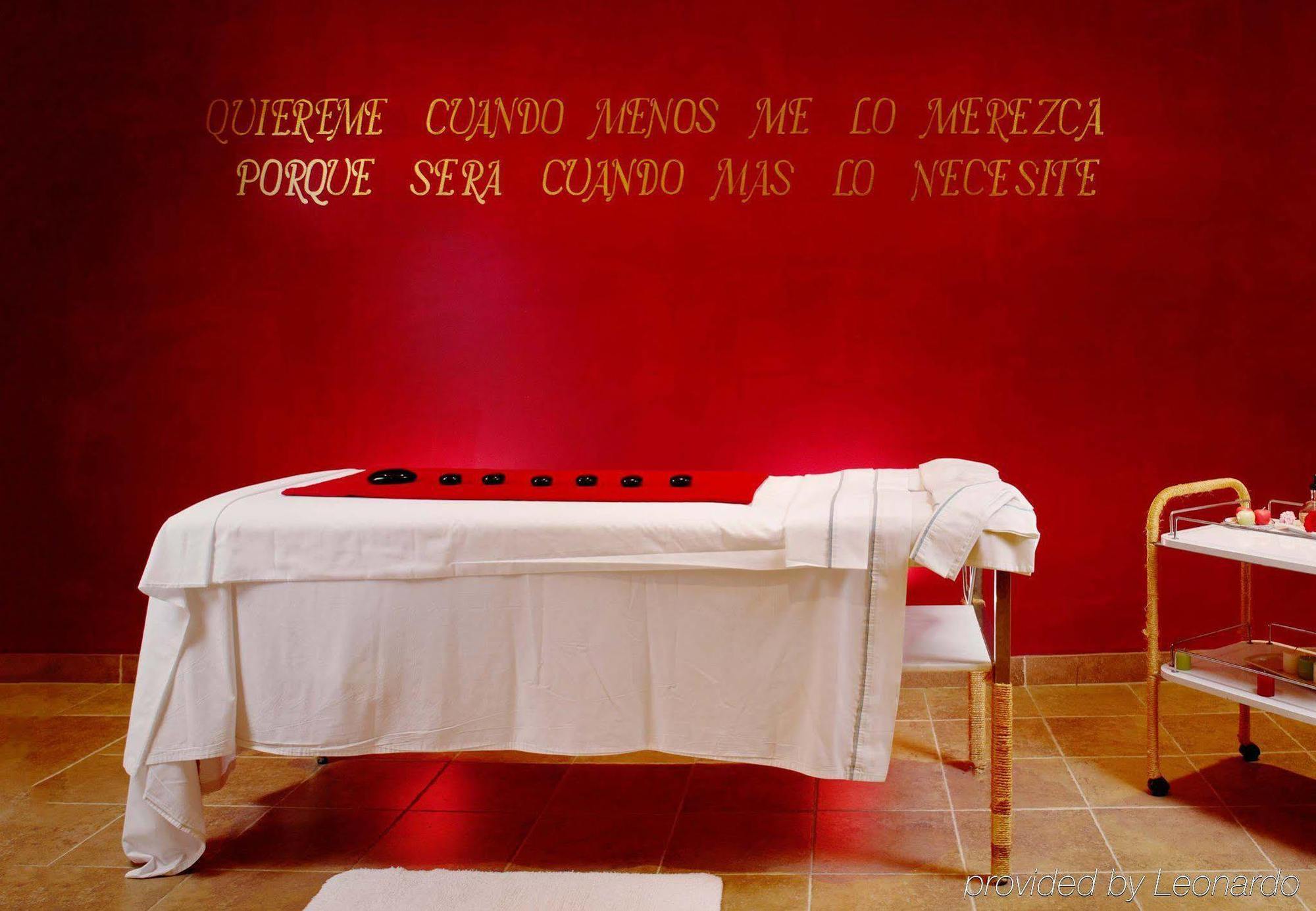 Fiesta Americana Hacienda Ixtapan De La Sal Eksteriør bilde A massage table